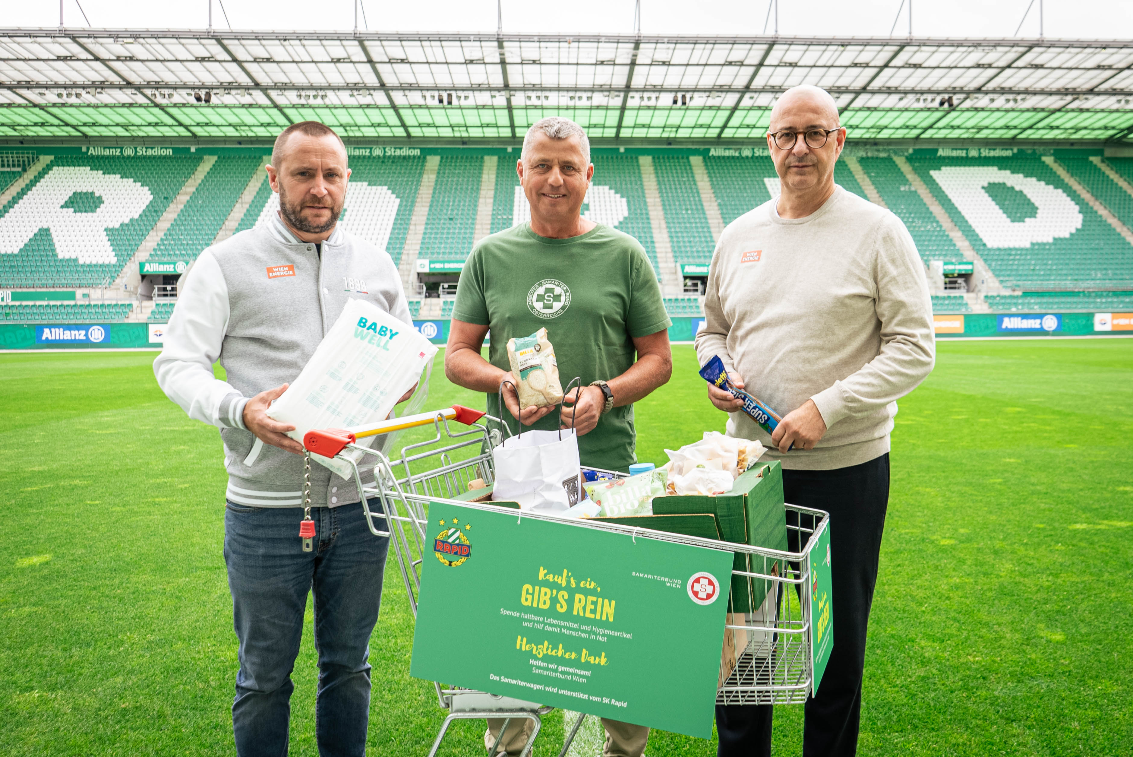 SK Rapid GF Steffen Hoffmann, Leiter der Samariterbund-Sozialmärkte Georg Jelenko und Marcus Knipping, GF Wirtschaft SK Rapid mit dem gut gefüllten Samariterwagerl