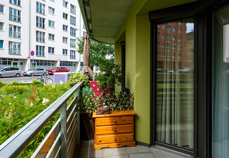 Senioren-WG Herbortgasse Balkon mit Blick auf die Straße und Grünfläche