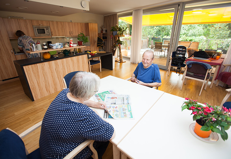 Senioren-WG Mühlgrundgasse zwei Bewohnerinnen sitzem am Tisch in Gemeinschaftsküche