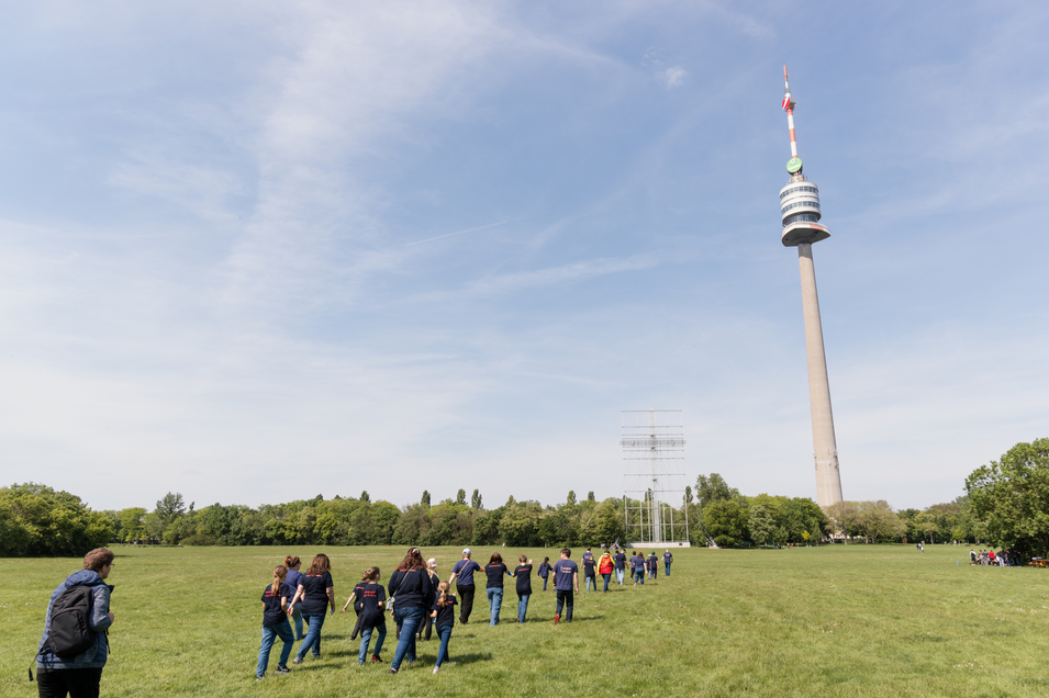 Mehrere Betreuer und Kinder der Samariterjugend machen einen Spaziergang durch den Park