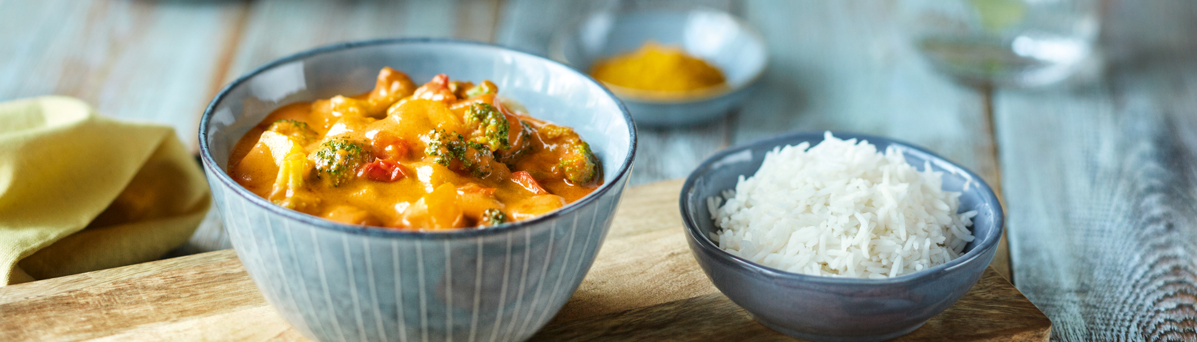 Essen auf Rädern Curry und Reis auf Teller angerichtet