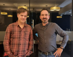 zwei Männer stehend nebeneinander im InternetCafé ZwischenSchritt, Lesung, Bernd Watzka, Bernd Ramsing