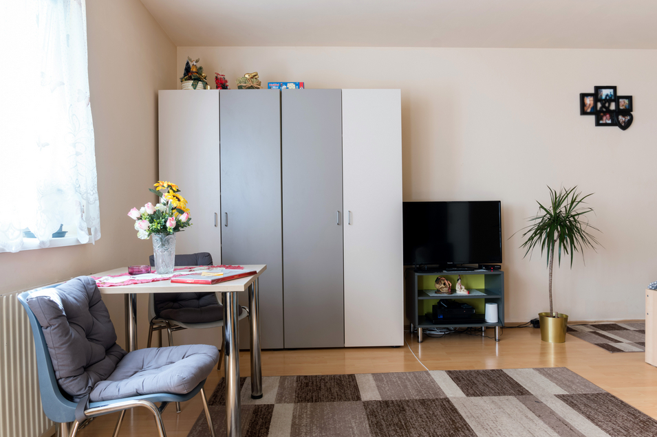 Haus R3 - Einzelzimmer mit Schrank und Esstisch