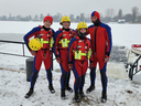 4 Wasserretter des Samariterbundes Wien stehen in Winterlandschaft vor zugefrorenem Wasser