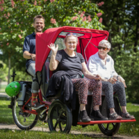 Senior:innen in der Rikscha