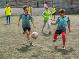 Kinder beim Fußballspielen.