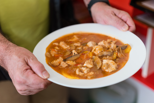 Zwei Hände die Teller mit Essen halten