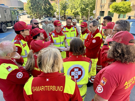 Eine Gruppe von Rettungskräften diskutiert aufmerksam ihre Aufgaben.