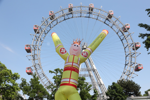 Riesenrad mit Samariter-Maskottchen