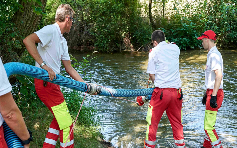 Übung Betrieb Trinkwasseraufbereitungsanlage: Wasser wird aus nahem Fluss entnommen