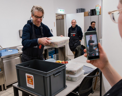 Die fertige LEObox wird verpackt und zu den LernLEOs gebracht.