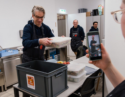 Die fertige LEObox wird verpackt und zu den LernLEOs gebracht.