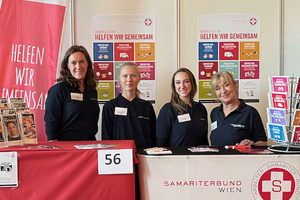 Das Team Ehrenamt hinter Messestand bei der Freiwilligenmesse im Wiener Rathaus