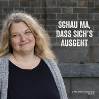 Porträt Birgit Greifeneder vor Steinwand, auf Bild Slogan: Schau ma, dass sich's ausgeht