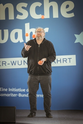 Günther Lainer jongliert