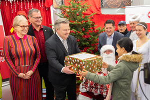 Geschenke an Kinder vom Bürgermeister