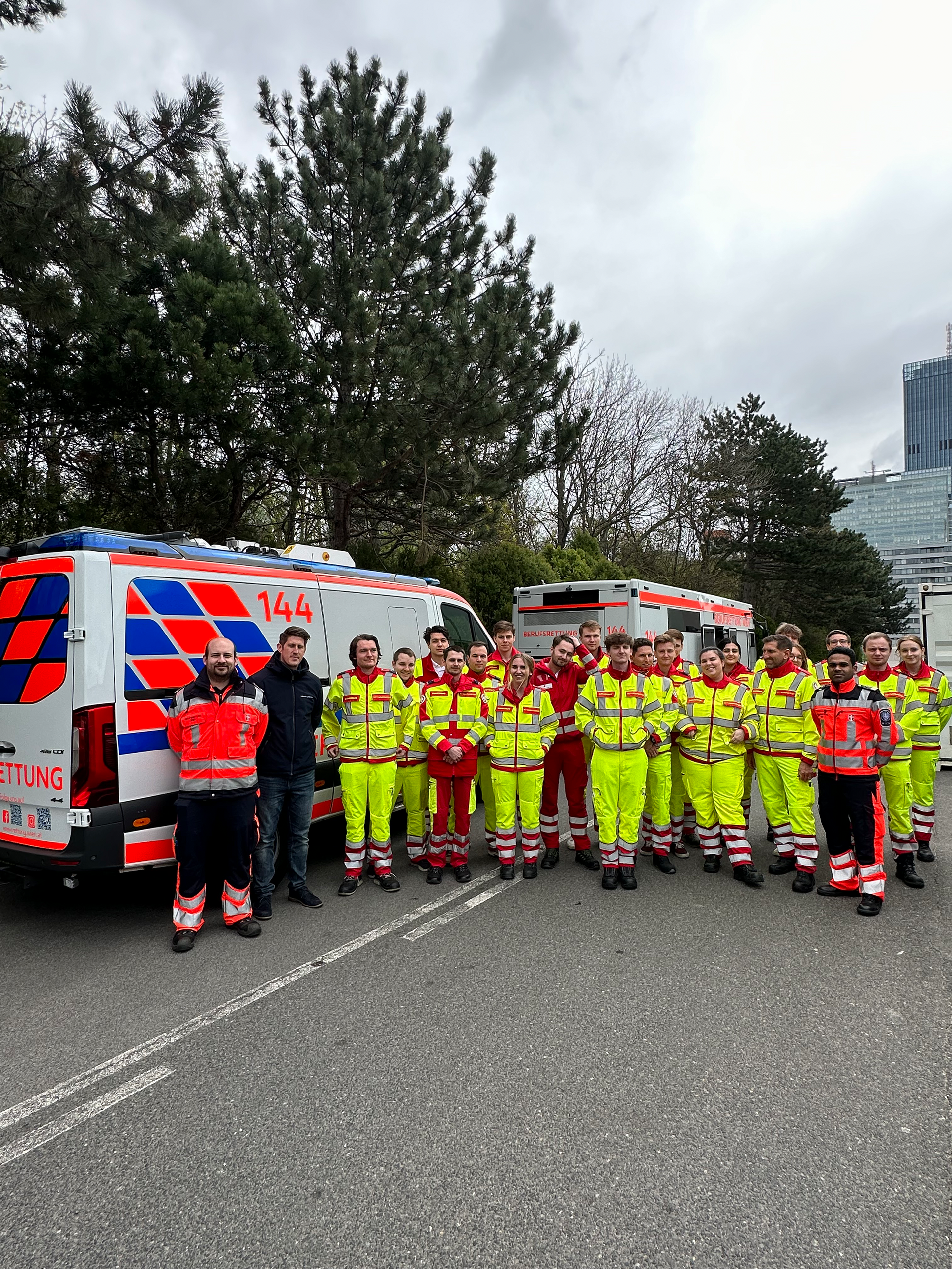Gruppenbild Sanitäterinnen Samariterbund und Berufsrettung in Uniformen vor mehreren Rettungsfahrzeugen