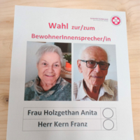 Wahlplakat zur BewohnerInnenvertretung mit zwei KandidatInnen.