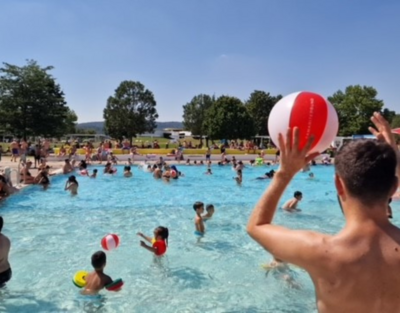 Mehrere Menschen schwimmen in einem Pool.