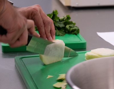 Frischer Kohlrabi wird fein geschnitten.