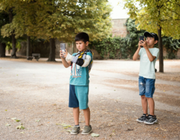 Zwei Kinder machen Fotos mit ihren Handys