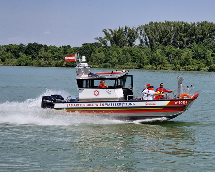 Rettungsboot 'Susanne' fährt auf dem Wasser, Wasserrettung 