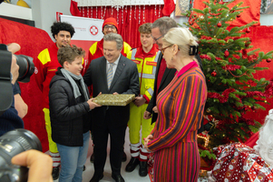 Michael Ludwig übergibt in einem unserer Sozialmärkte Weihnachtsgeschenke.