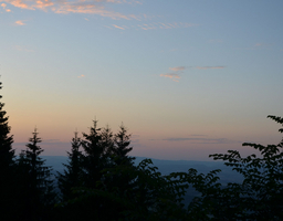 Hinter ein paar Bäumen befindet sich eine Landschaft bei Sonnenuntergang,   Samariterjugend, Rudolf-Fünfhaus, Wochenende in Rabenstein an der Pielach