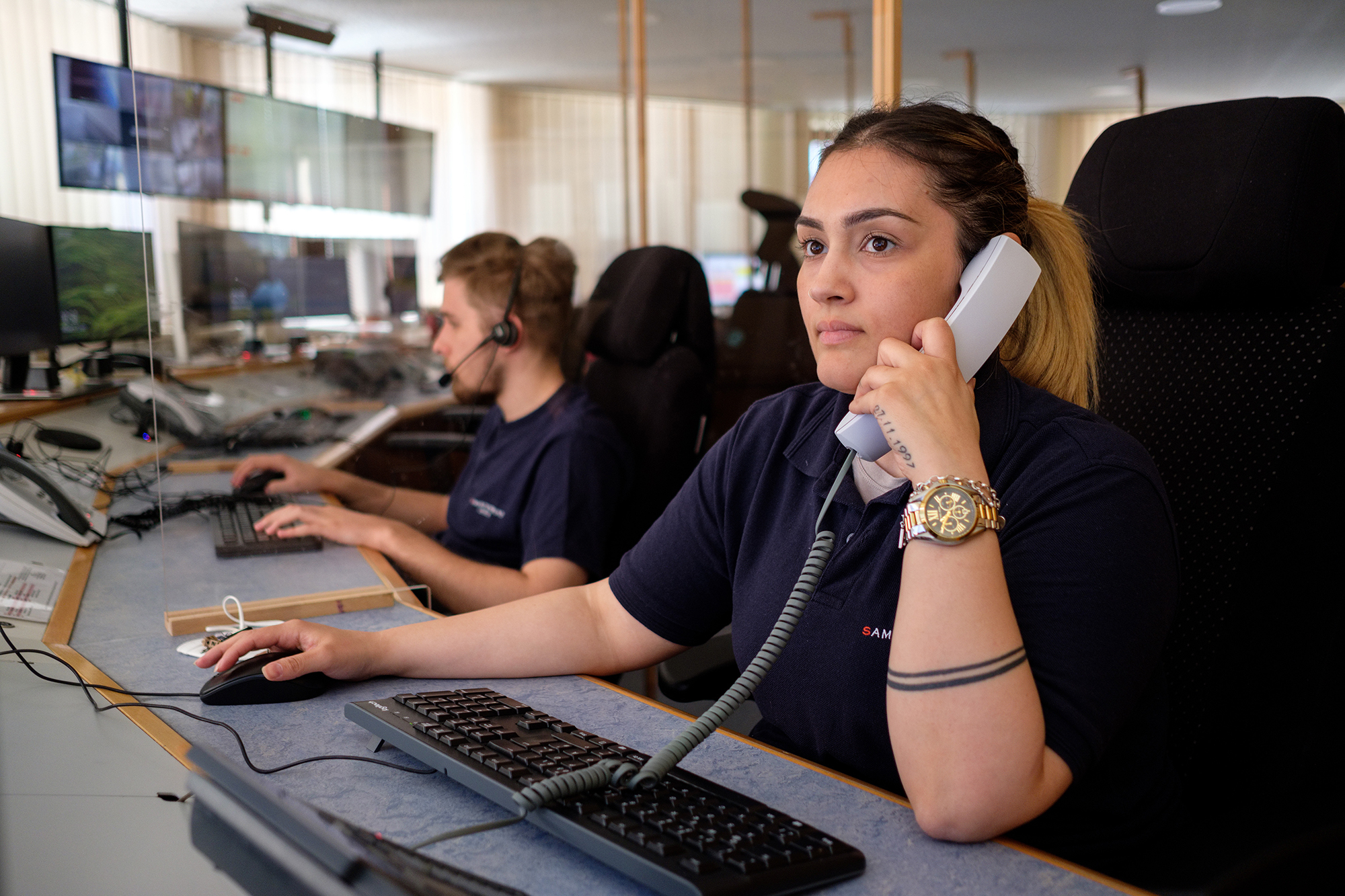 Zwei Mitarbeiter:innen der Leitstelle am Telefon