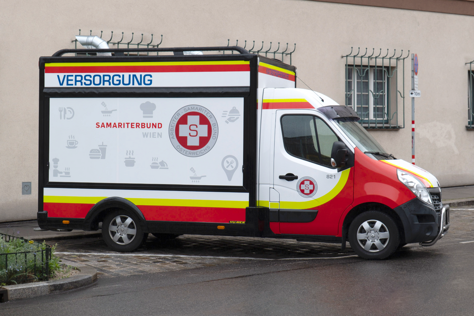 Seitenansicht vom Samariterbund Wien Versorgungsfahrzeug (Food-Druck) parkend in einer Straße