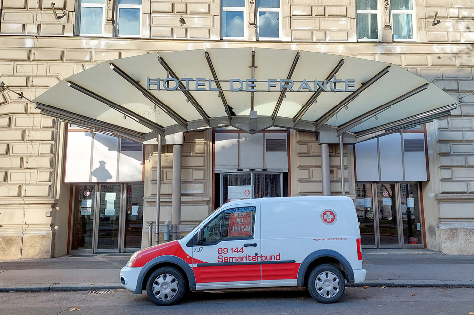 Einrichtung Hotel de France – Außenansicht mit Verpflegungsfahrzeug des Samariterbund Wiens