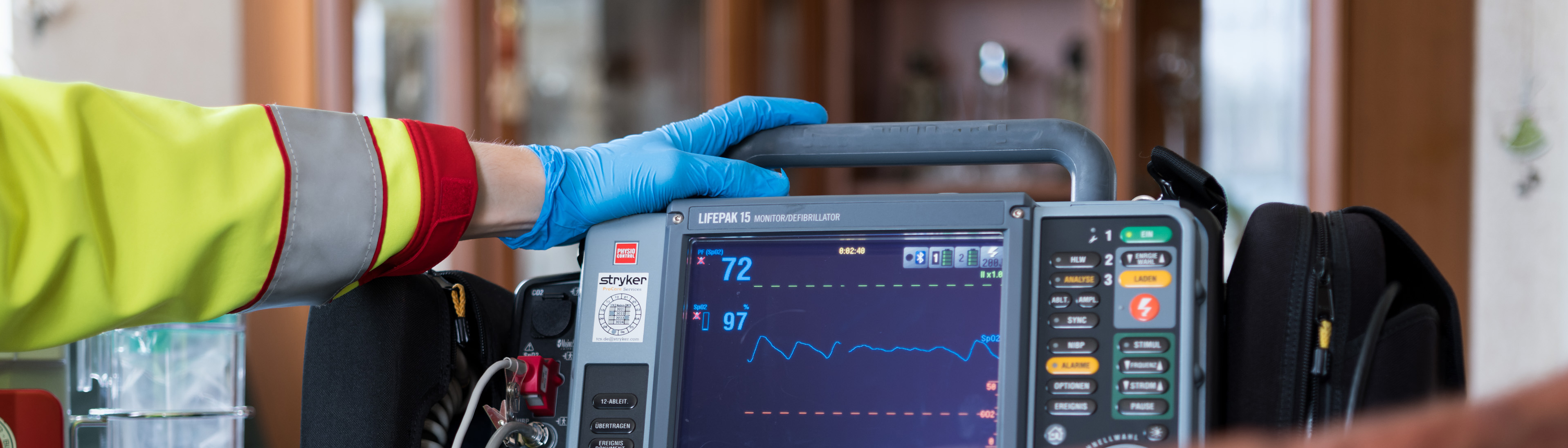 Hand von Sanitäter auf Gerät für EKG
