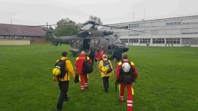SA-RRT-Team besteigt Hubschrauber