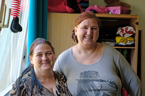 Zwei Bewohnerinnen aus Einrichtung in einem bewohnten Zimmer