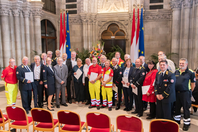 Ehrung für verdienstvolle Ehrenamtliche des Wiener Samariterbunds. Im Wiener Rathaus wurden 34 ehrenamtliche Mitarbeiter:innen für ihre Arbeit im Rettungswesen mit Verdienstmedaillen in Silber und Bronze ausgezeichnet.