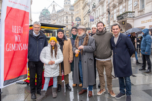 Gruppenfotos mit Promis und Geschäftsführern von Samariterbund Wien, DMB. und Uko vor Teuromat am Graben