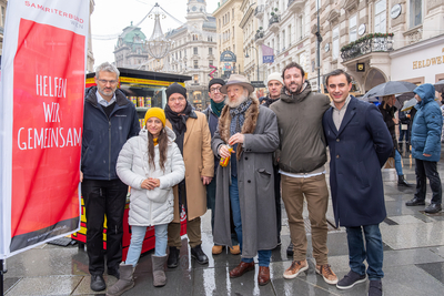 Gruppenfotos mit Promis und Geschäftsführern von Samariterbund Wien, DMB. und Uko vor Teuromat am Graben