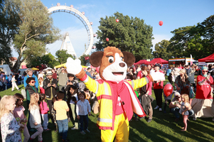 Sam auf der Kaiserwiese mit vielen Besuchern uns Kindern, im Hintergrund ist das Riesenrad zu sehen.