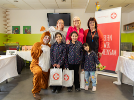 Gruppenbild mit Osterhase und Bezirksvorsteher-Stellvertreterin Merja Biedermann sowie neben ihr Dr. Susanne Drapalik, Präsidentin des Samariterbund Wiens