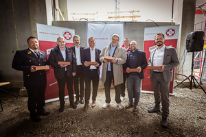 Matthias Kießlinger (Berufsrettung Wien), Reinhard Hundsmüller, Oliver Löhlein, Georg Papai (Bezirksvorsteher Floridsdorf), Stadtrat Peter Hacker, Elmar Hagmann (Geschäftsführer Sedlak Bauunternehmen), Andreas Balog bei der Errichtung der vollausgestatteten Leitstelle in der Petritschgasse 24.