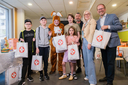 Bezirksvorsteher Baurecht, Susanne Drapalik, Georg Jelenko und der Osterhase beim Verteilen von Ostersackerl an Kinder im Sozialmarkt Pillergasse