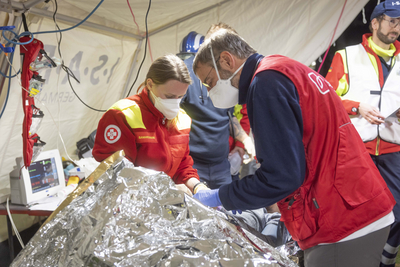 Einsatzkräfte versorgen Verletzten in Alu-Rettungsdecke