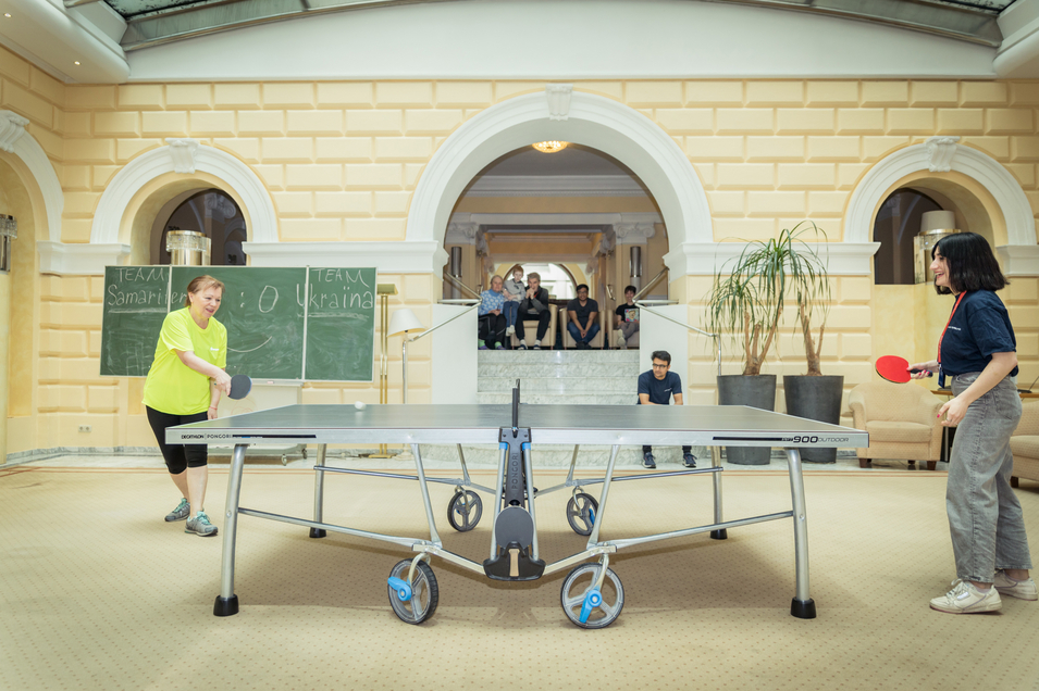 Einrichtung Hotel de France – Bewohner:innen beim Tischtennistraining