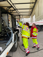 Person erklärt Kollegen Funktion der Wasseraufbereitungsanlage