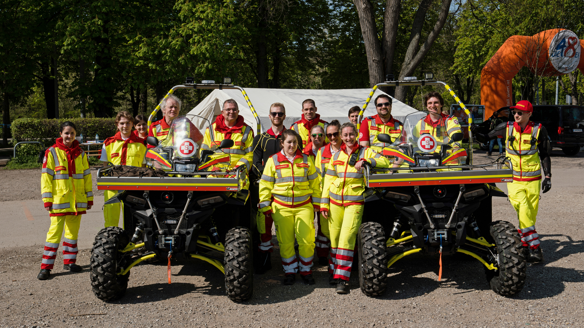 Gruppenfoto von Sanitäter:innen beim Veranstaltungseinsatz mit 2 Einsatzquads
