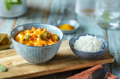 Essen auf Rädern Curry und Reis auf Teller angerichtet