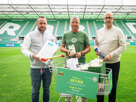 SK Rapid GF Steffen Hoffmann, Leiter der Samariterbund-Sozialmärkte Georg Jelenko und Marcus Knipping, GF Wirtschaft SK Rapid mit dem gut gefüllten Samariterwagerl