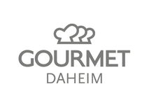 Logo mit dem Text „Gourmet Daheim“ und drei Kochhauben.