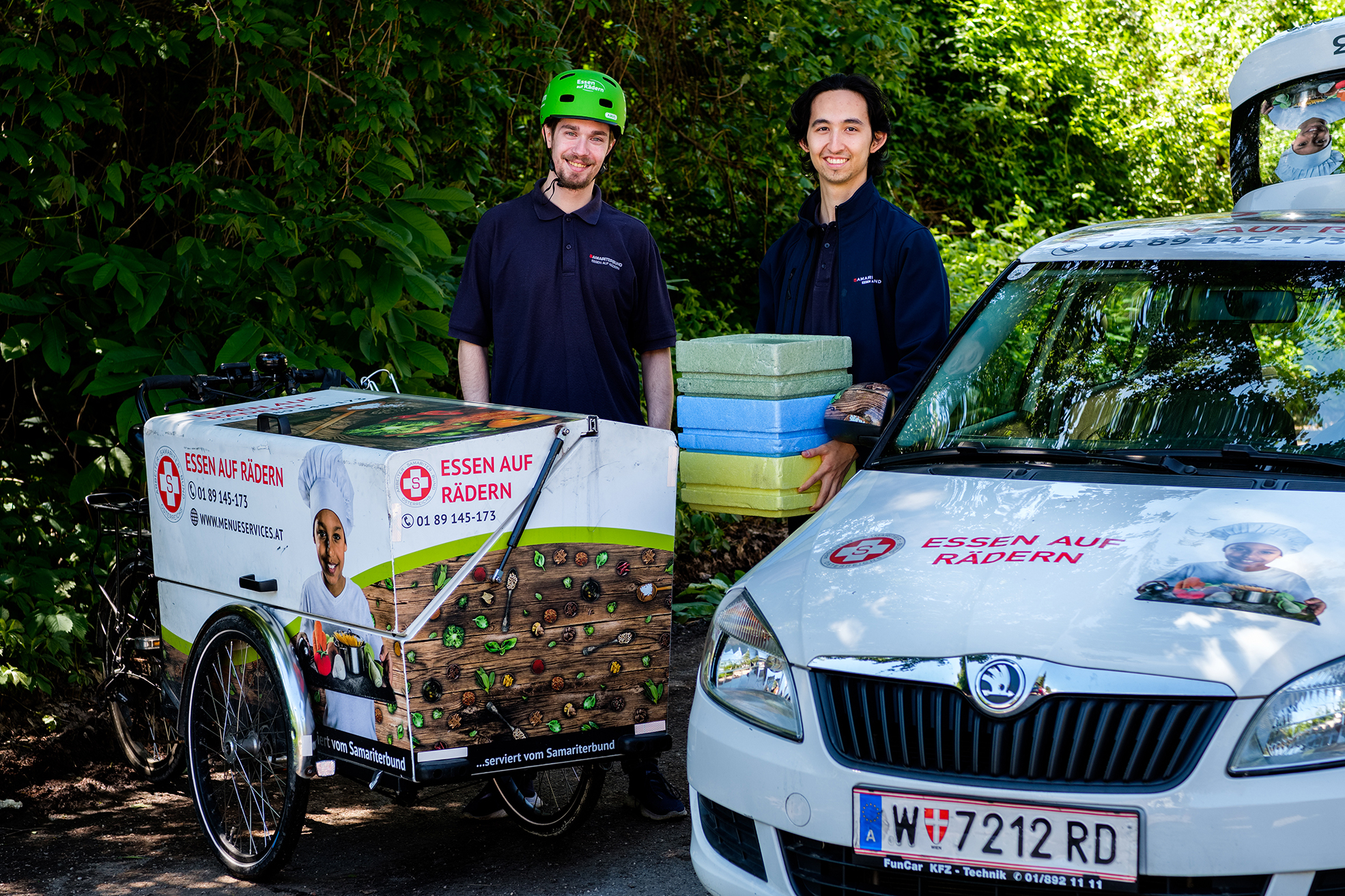 Essen auf Rädern Mitarbeiter:innen mit Auto und Lastenfahrrad