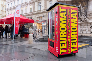 Teuromat am Wiener Graben, im HIntergrund Pestsäule und Zelt von Samariterbund Wien inklusive Beachflag